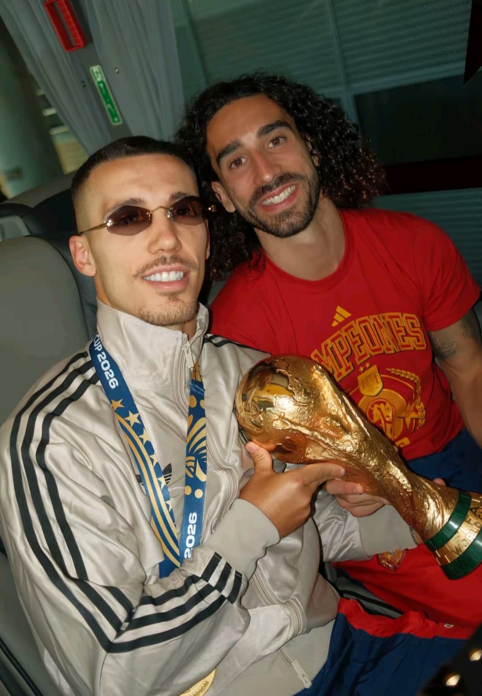 Grimaldo celebra con Cucurella la Copa del Mundo al ritmo de "Amigos"