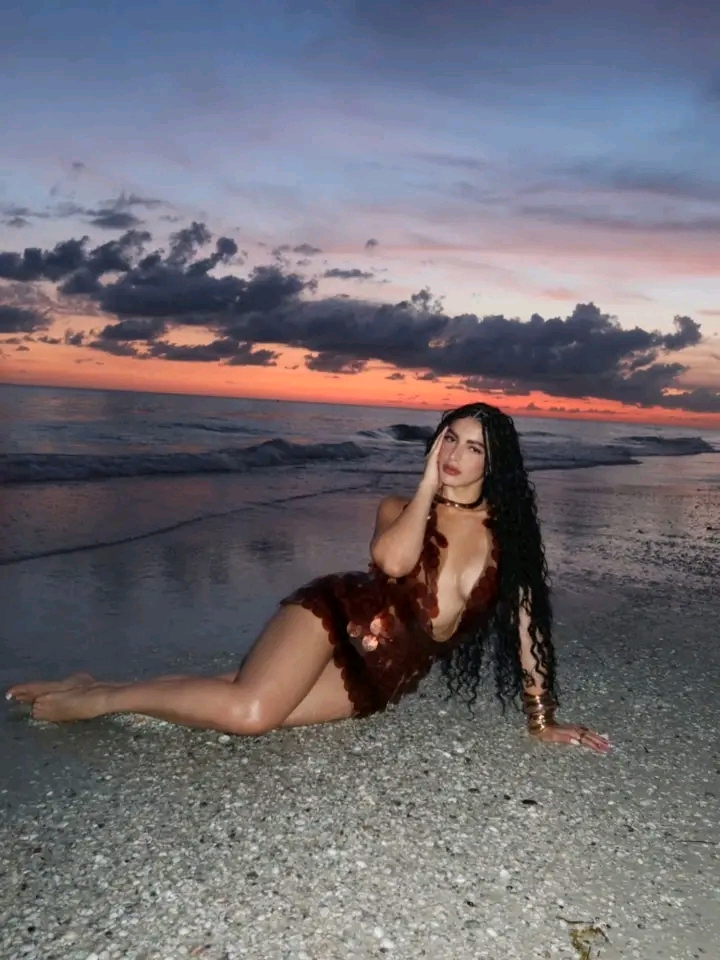 Rachel Arderi deslumbra al posar frente al mar y enamora a sus seguidores con un espectacular atardecer