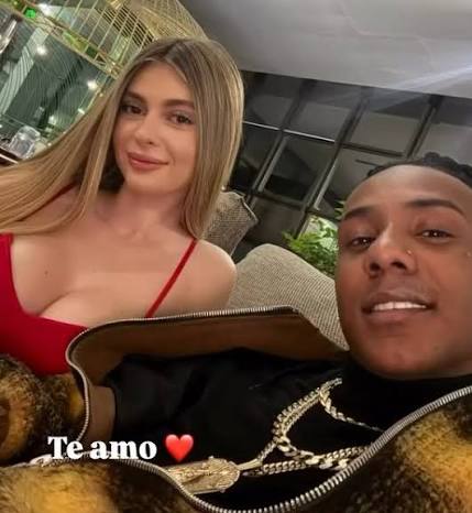 Velito El Bufón presume de su novia española en el adelanto de su nuevo tema y las redes lo relacionan con Thalía